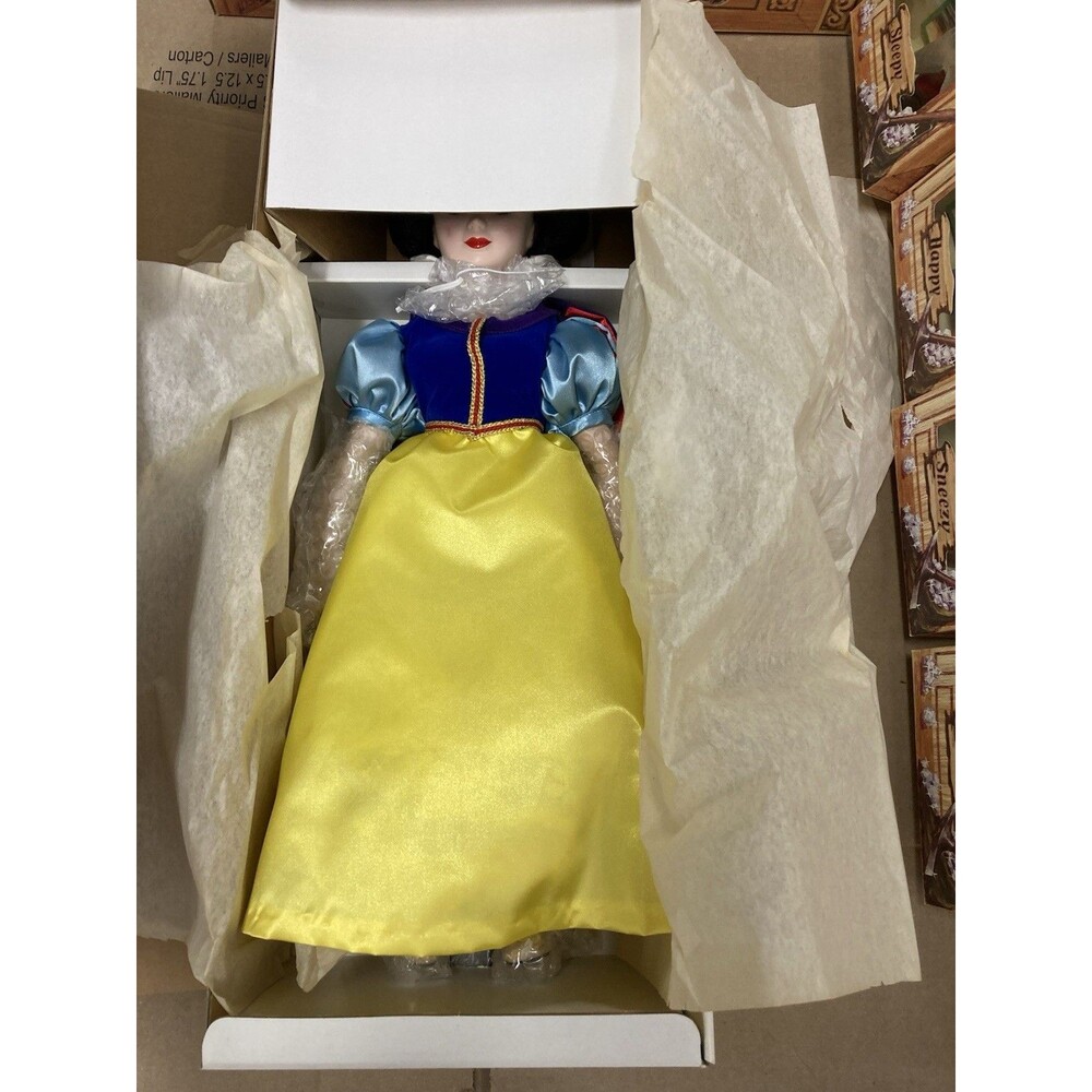 Disney's "Snow White" 50th Golden Anniversary Collector's Doll in Original Box - Picture 5 of 7